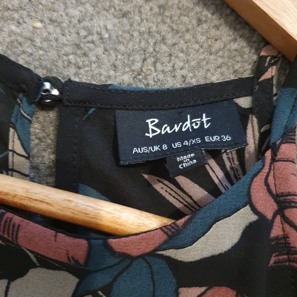 Bardot size 8 cold shoulder blouse with flowy sleeves and floral print - Picture 4 of 5